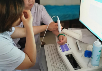 人民医院健康管理科引进超声波探花视频在线仪器查查你的“骨量账户”够富有