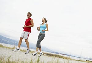 两个人在海边跑步