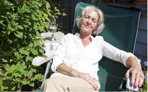 补钙能够很好预防骨质疏松，隔着玻璃晒太阳没有多大效果