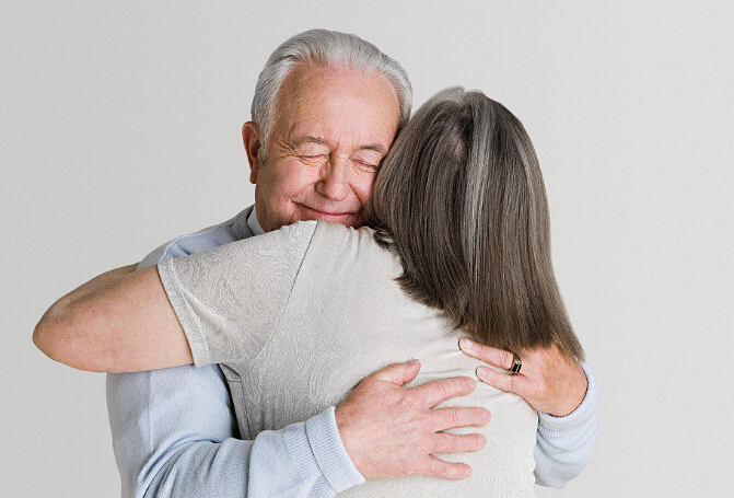 老年人是最容易患有骨质疏松的人群，预防检测超声探花视频在线分析仪帮您