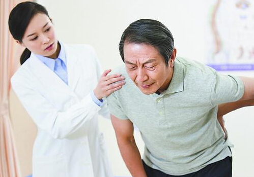 探花视频在线仪关爱身边的老人，预防骨质流失造成骨折