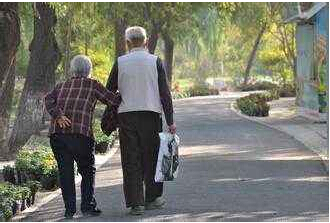 国产探花视频在线仪就是这么强大,弯腰驼背骨骼中的骨钙大量流失所致