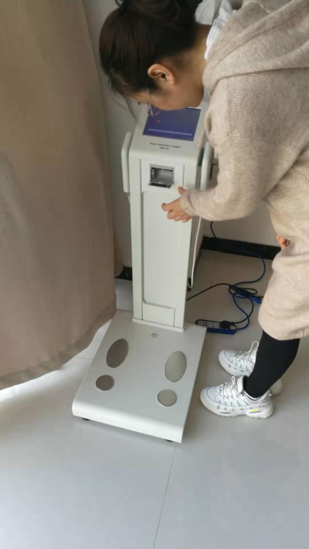 工程师走进陕西榆林易尔生医疗咨询午夜探花在线观看售后维护